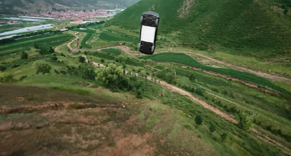 配资网址之家 领克Z20极限测试：飞坠百米悬崖 电池无火无烟